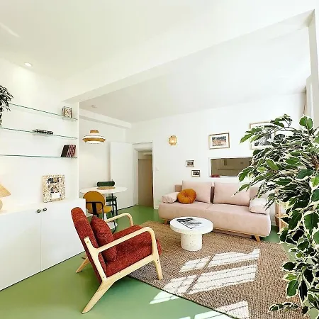 Petite Maison A La Tour Eiffel * Париж
