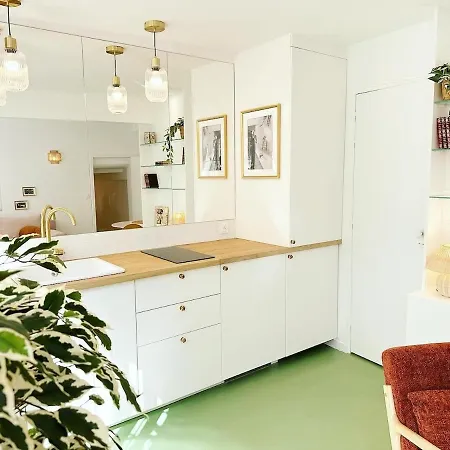 Petite Maison A La Tour Eiffel * Parijs