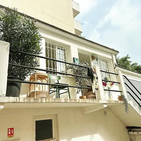 Petite Maison A La Tour Eiffel
