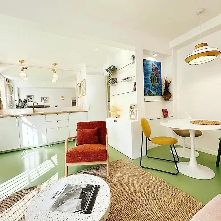 Petite Maison A La Tour Eiffel